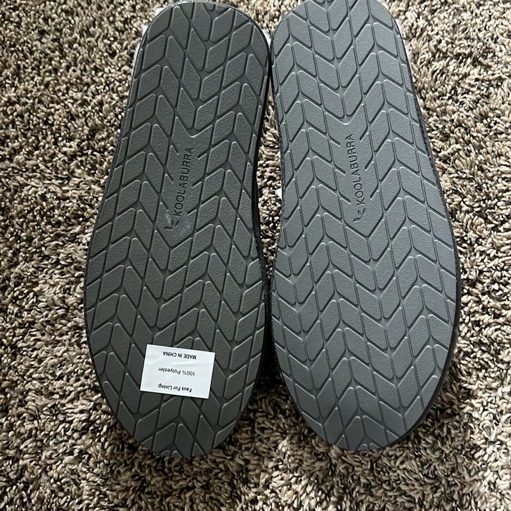 UGGS - Picture 3 of 4